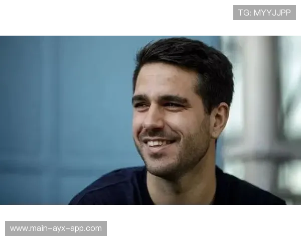 前锋连续两场首发即送关键球，媒体称其“靠得住”